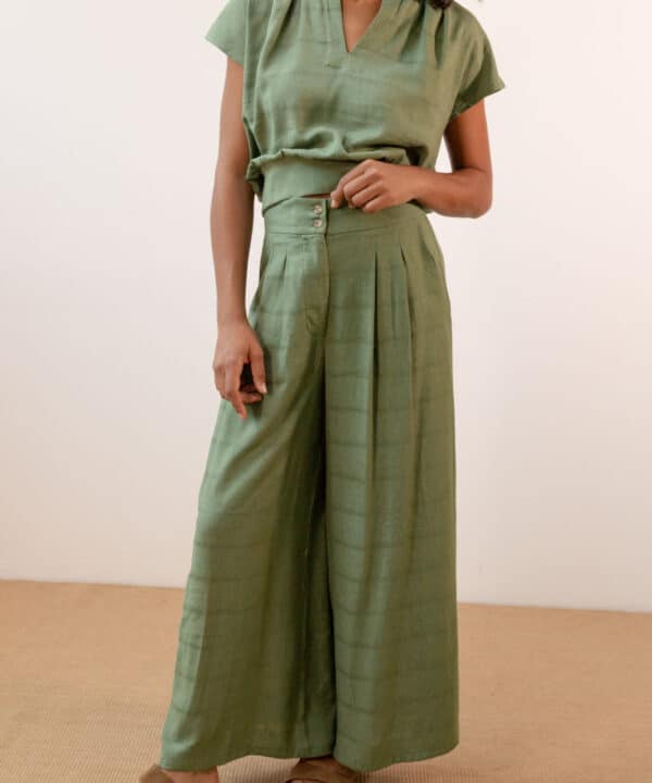 Pantalon ancho verde PAN producto basico verano 2501137cap 01 e1740731148688