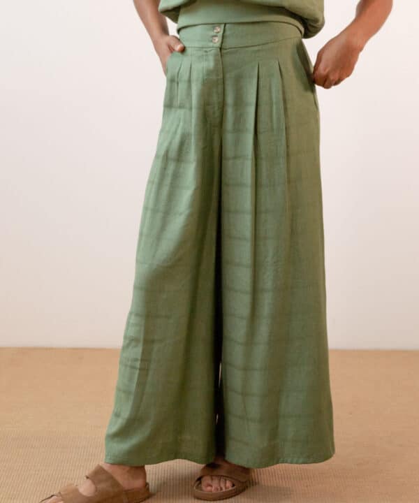 Pantalon ancho verde PAN producto basico verano 2501137cap 03 e1740731165928