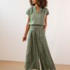 Pantalon ancho verde PAN producto basico verano 2501137cap 04 e1740731184331