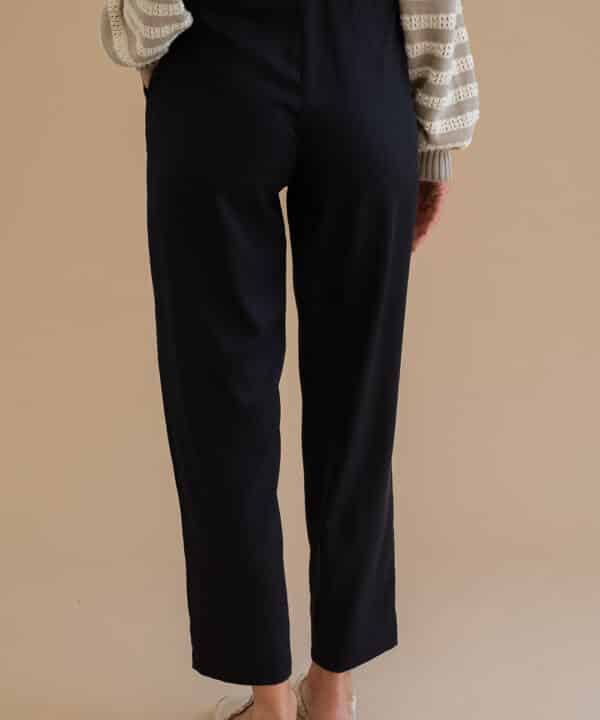 Pantalon mus bombon fluido con cinturon comodo elegante LEITE NEGRO 2 e1740387558104