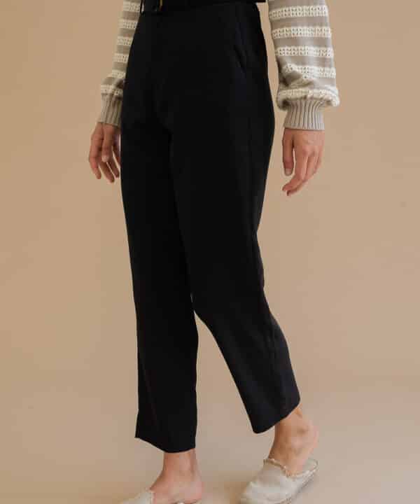 Pantalon mus bombon fluido con cinturon comodo elegante LEITE NEGRO 3 e1740387575183