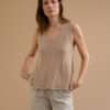 Top punto cuello pico mus bombon GOVER TOSTADO 1 e1740465740602
