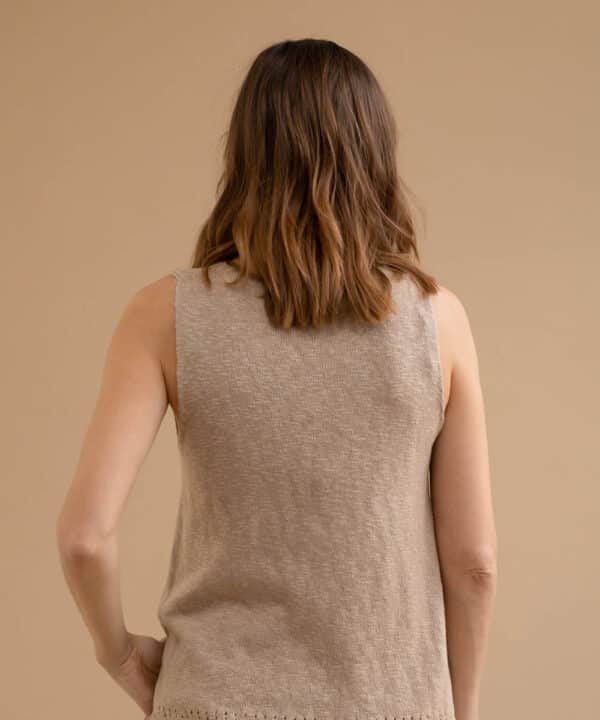 Top punto cuello pico mus bombon GOVER TOSTADO 3 e1740465774525