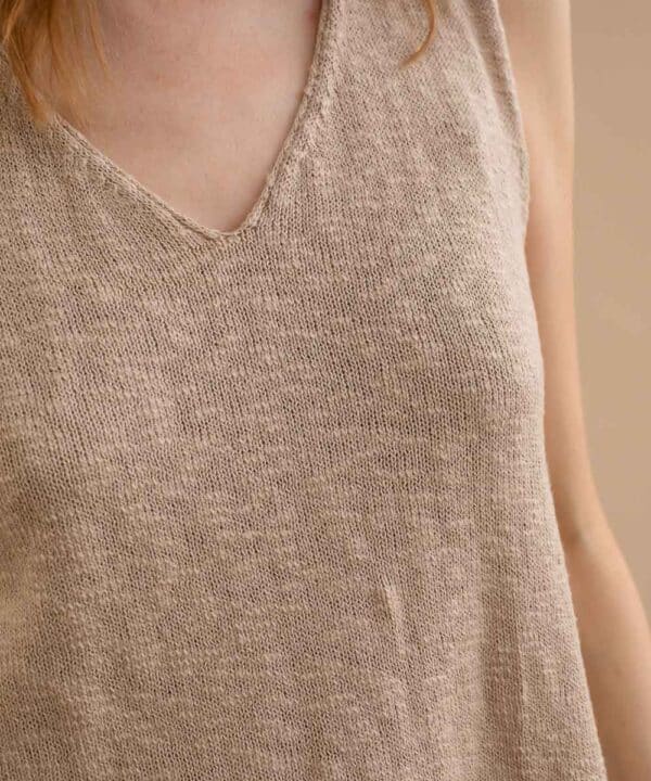 Top punto cuello pico mus bombon Gover tostado MUS e1740465722523