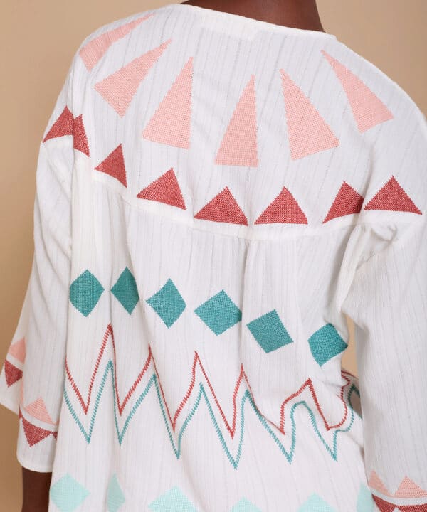 Blusa Meisie blanca con bordado Meisie M04B117WHT 4 e1741380212179