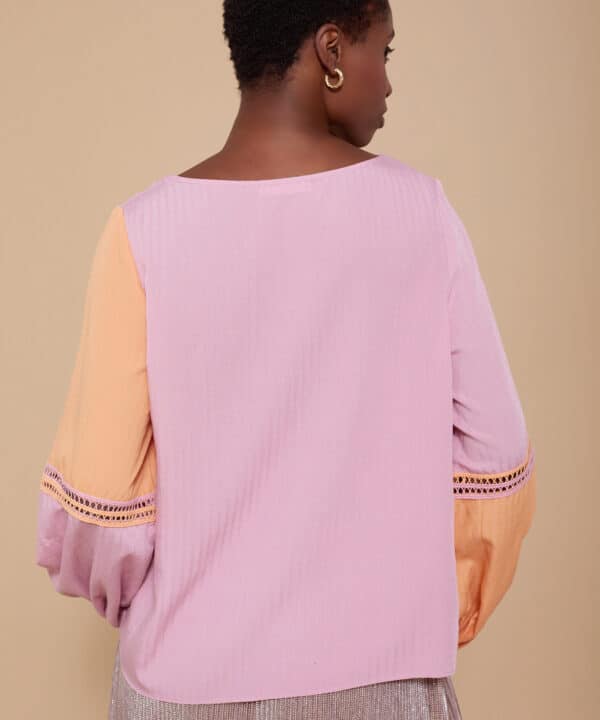 Blusa meisie bicolor con entredos Meisie malva naranja M05B35PNY 4 e1741272522277