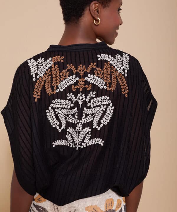 Blusa meisie meisie oversize bordado a contraste negra M04B129LVA 4 e1743011158266