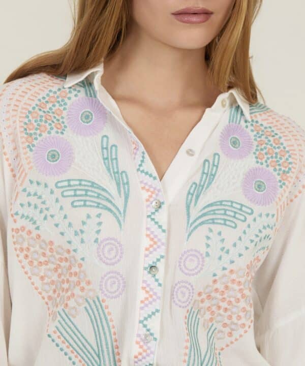 Camisa meisie Meisie blanca bordado multicolor 2 e1741272025352