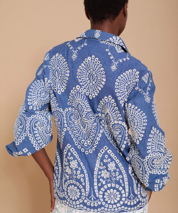 Camisa meisie azul con bordado suizo meisie M04B120VNS 4 e1741380853869
