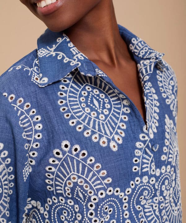 Camisa meisie azul con bordado suizo meisie M04B120VNS 5 e1741380867993
