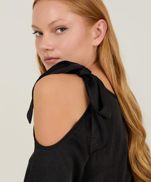 Blusa meisie satinada cut out Meisie M05B55BLK 02 e1755845411293