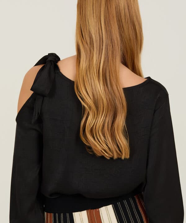 Blusa meisie satinada cut out Meisie M05B55BLK 04 e1755845424880