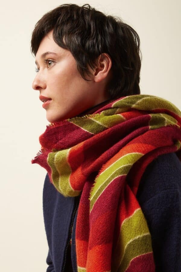 Bufanda King Louie Razzle scarf King Louie ondas roja 09887 611 MF e1759663516708 Bufanda KING LOUÏE Razzle ondas - Imagen 3