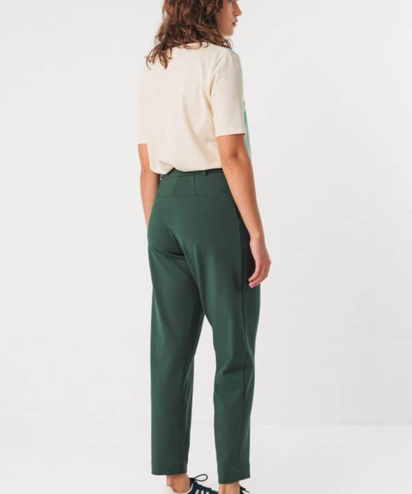 Alternative view of Pantalón carrot SKFK Ezama verde oscuro