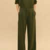 Pantalon P.A.N recto pinzas verde militar caqui PAN producto basico 2503262cap 02 scaled 1 e1759944744595