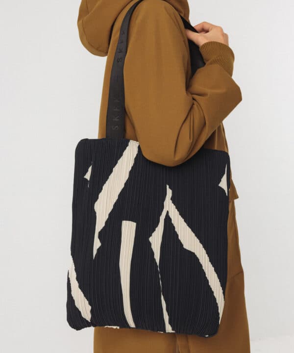 bolso haundi SKFK tote bag negra negro crudo scaled e1760289608365 bolso haundi SKFK tote bag negra negro crudo scaled e1760289608365