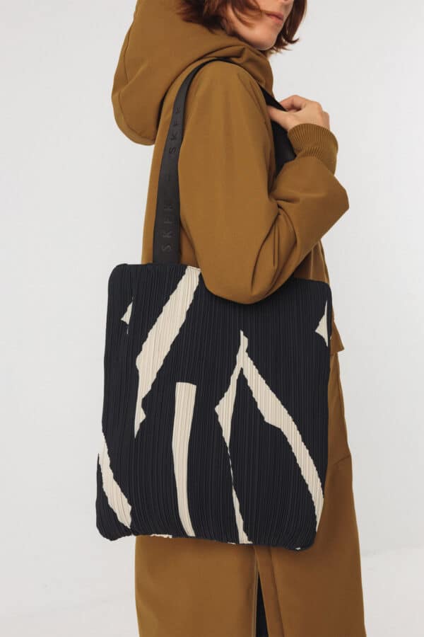 bolso haundi SKFK tote bag negra negro crudo scaled e1760289608365 Bolsa SKFK Haundi - Imagen 2
