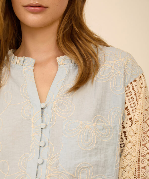 Meisie blusa bimateria bordada celeste Meisie M125B02TSK 03 e1770917206444