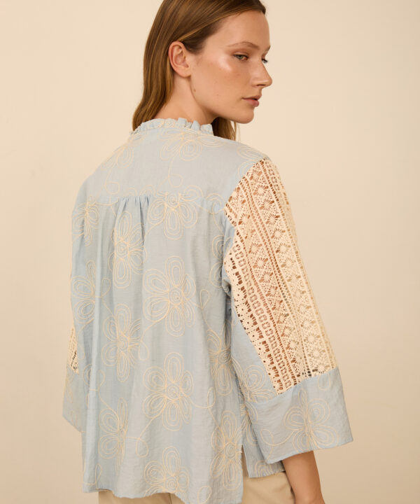 Meisie blusa bimateria bordada celeste Meisie M125B02TSK 04 e1770917223526