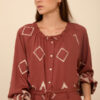 Meisie blusa con bordado a contraste teja meisie M99B07HEN 01 e1770917342213