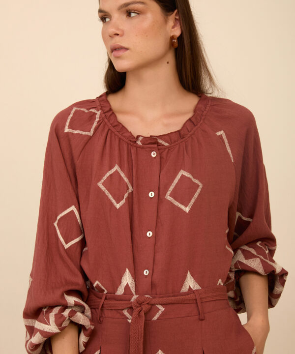 Blusa MEISÏE con bordado a contraste