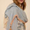 Meisie fular estampado patchwork azul celeste Meisie M38A52TSK 02 e1770916574851