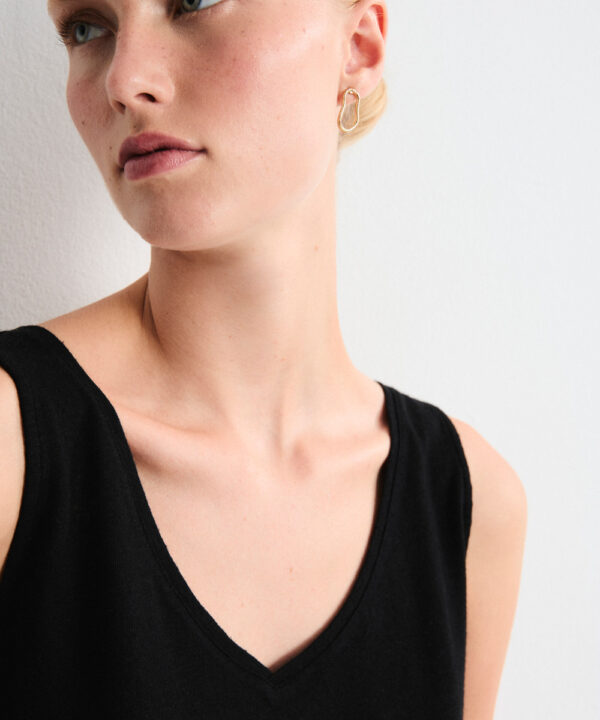 Mus Bombon camiseta tirantes negro negra cuello pico TOP LUZARA NEGRO 2 e1772371251317