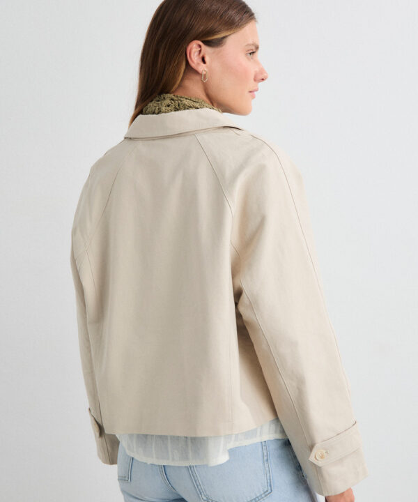 Mus Bombon gabardina corta chaqueta cruda CHA AIDAN CRUDO 4 e1772393777657