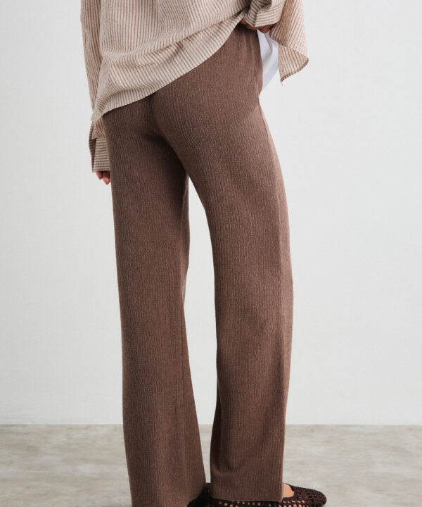 Mus Bombon pantalon texturizado marron PAN LIORA MARRON 2 e1772369502452