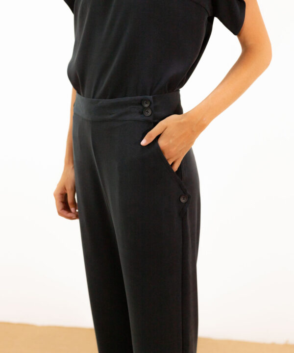 PAN producto basico pantalon negro Spring26 9 scaled e1772985483681