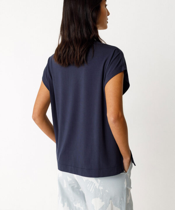 SKFK camiseta zur 10 modal azul marino cuello pico scaled e1774339285911