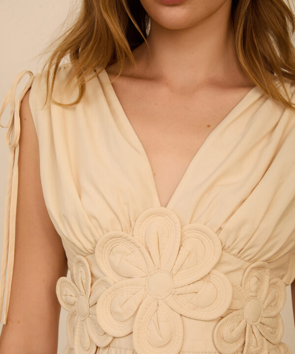Alternative view of Top crudo MEISÏE con flores en relieve