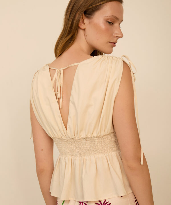meisie top con flores en relieve crudo Meisie M99T05IVY 4 e1774983610737