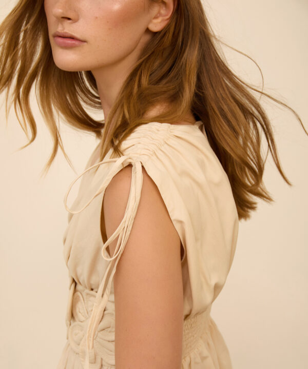 meisie top con flores en relieve crudo Meisie M99T05IVY 5 e1774983620522