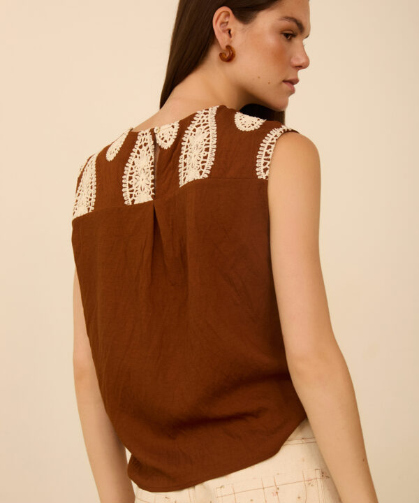meisie top sin mangas bordado marron chocolate Meisie M99T04MOU 04 e1774983288343