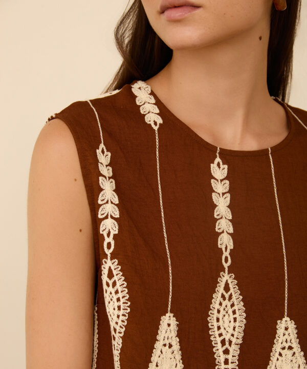 meisie top sin mangas bordado marron chocolate Meisie M99T04MOU 05 e1774983299393