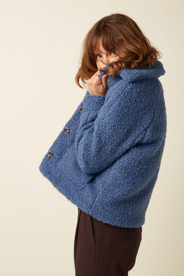 King Louie Espana chaqueta corta azul Sylvie Chopsui 09936 488 B e1790855837145 Chaqueta Sylvie KING LOUÏE Chopsui azul - Imagen 2