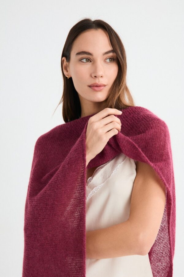 Mus Bombon capa punto alpaca suri cuello redondo musbombon fucsia capa lumen e1792318821616 Capa alpaca escote redondo MUS BOMBON Lumen fucsia - Imagen 2