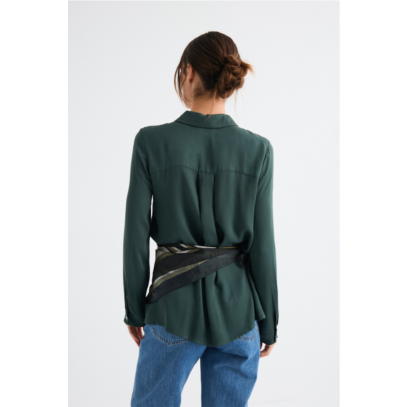 Mus bombon camisa basica cuello camisero verde oscuro 16034SHIRO VERDE 2 Camisa básica MUS & BOMBON Shiro cuello camisero verde - Imagen 3