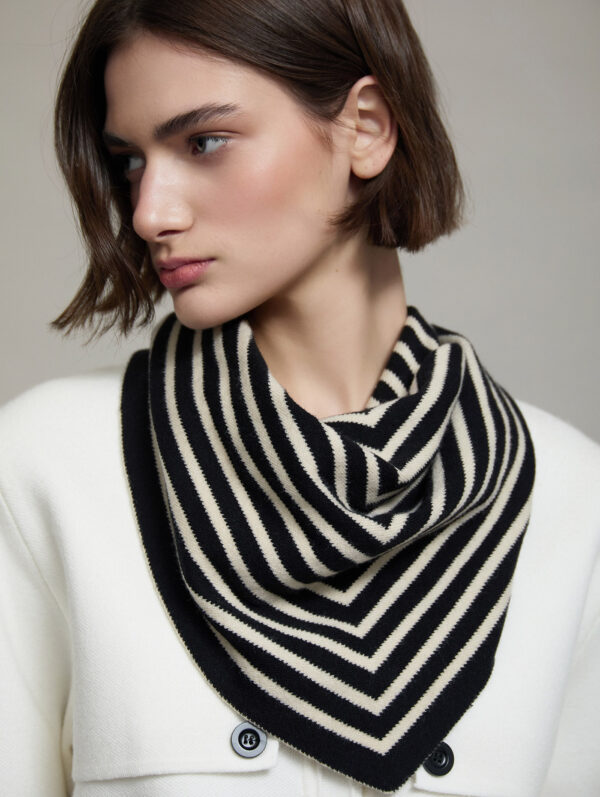 Skatie panuelo triangulo jacquard rayas skatie S204A02BLK 03 e1791108525431 Pañuelo de punto SKATÏE jacquard a rayas